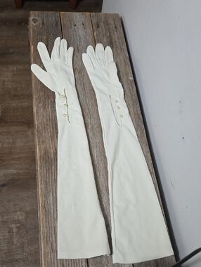 Vintahe Long Ivory Opera Gloves with Pearl Button Detail